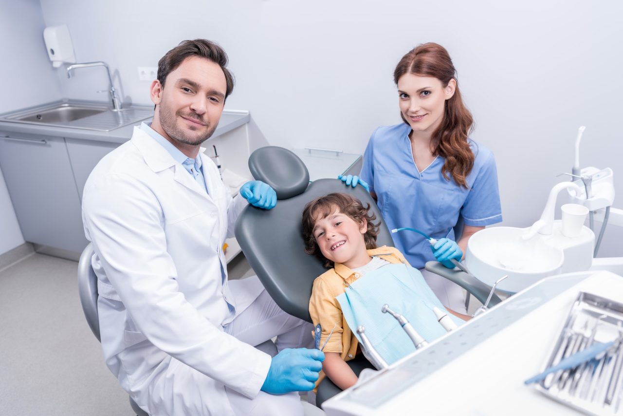 Centro Recanto das Garças 11 dentists preparing little boy for examining teeth at dentist office